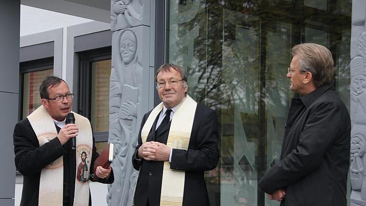 Die kirchliche Weihe nahmen die Pfarrer Hans Michael Dinkel (links) und sein evangelischer Kollege Michael Foltin (Mitte) vor - rechts Bürgermeister Rainer DetschVeronika Schadeck