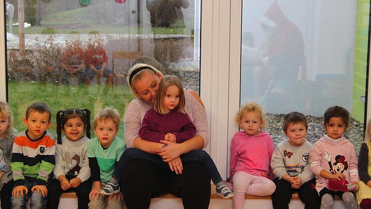 Der Nikolaus besuchte auf Einladung der Bayerischen Rundschau die Evangelische Kindertagesstätte Abenteuerland in Neuenmarkt. Foto: Jürgen Gärtner
