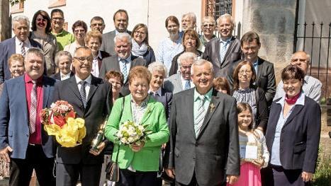 Das Jubelpaar mit G&auml;sten nach dem Gottesdienst. Vorne, von links Sohn Stefan, B&uuml;rgermeister J&uuml;rgen Kohmann, Edeltraud und Joseph Geu&szlig;, Enkelin Leoni und Tochter Doris. Foto: Hartmut Klamm