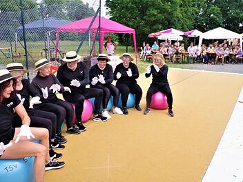 Sitztanz der Seniorinnen mit Spartenleiter Bernd Finzel. Links im Bild Sportkoordinatorin Christel Beez