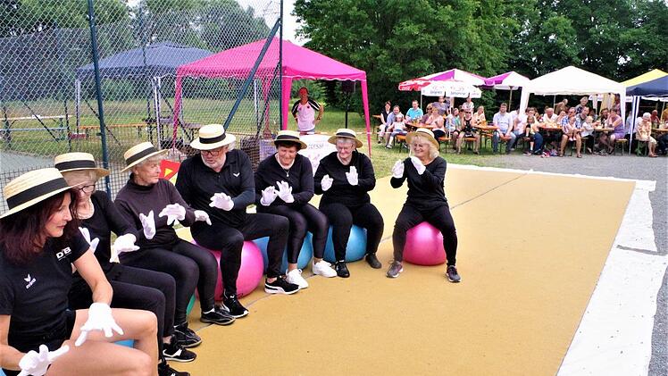 Sitztanz der Seniorinnen mit Spartenleiter Bernd Finzel. Links im Bild Sportkoordinatorin Christel Beez