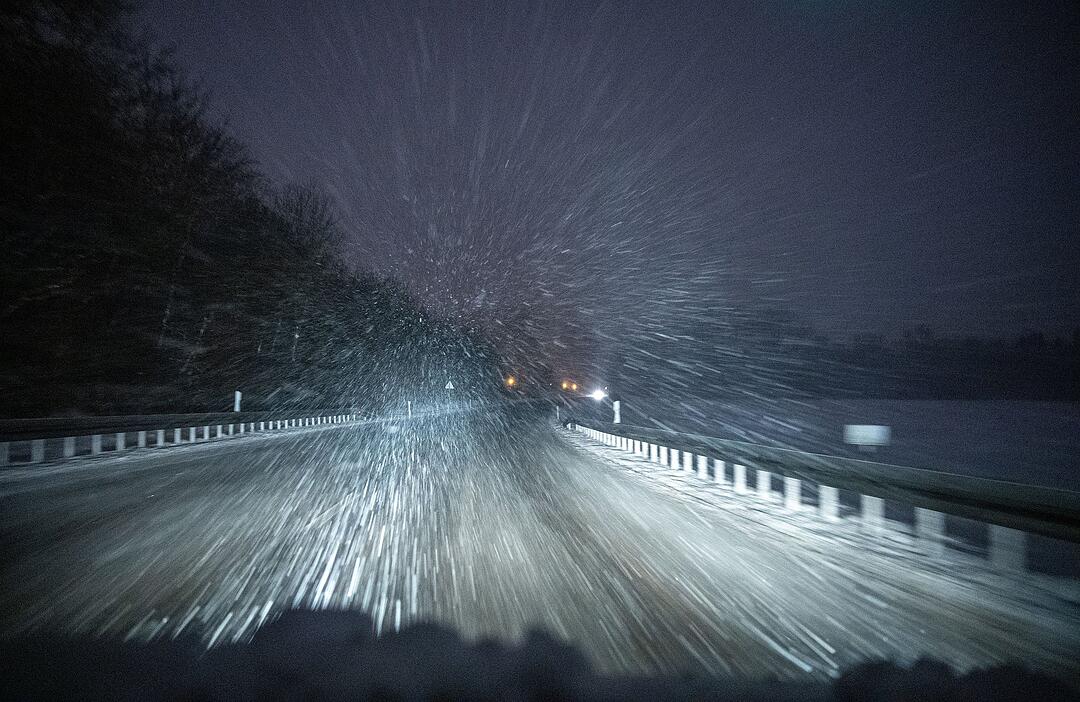 Wintereinbruch in Bayern mit zahlreichen Unfällen