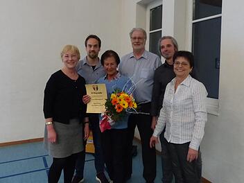 Der neue Vorstand (von links) Anne Küpers, Michael Hettchen, Jürgen Bövers, Roland Lahme und Marion Fina gratulieren Ursel Baumgartl (mit Urkunde) als  Sportlerin des Jahres.   Foto: Pauline Lindner