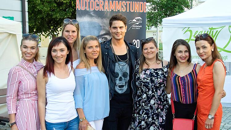 Dominik Bruntner als Hahn im Korb.    Foto: Eckermann