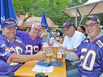 Im Galaxy-Trikot stoßen die Footballfans an.  Foto: Bernhard Panzer