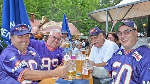 Im Galaxy-Trikot stoßen die Footballfans an.  Foto: Bernhard Panzer