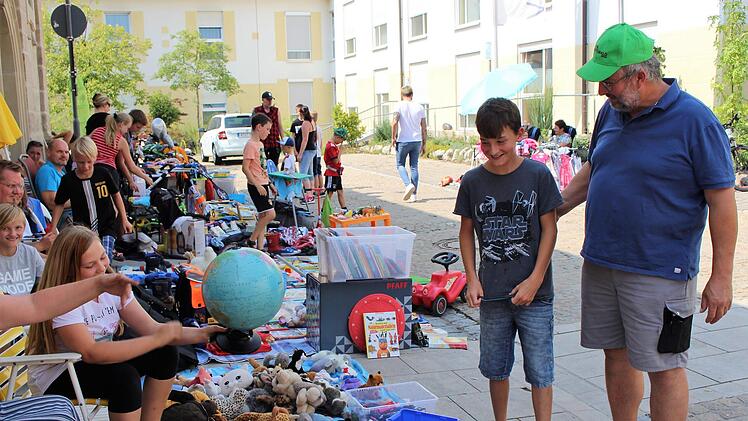 Die Welt im Kleinformat gefällig? Noch scheint der junge Mann unschlüssig...Evi Seeger