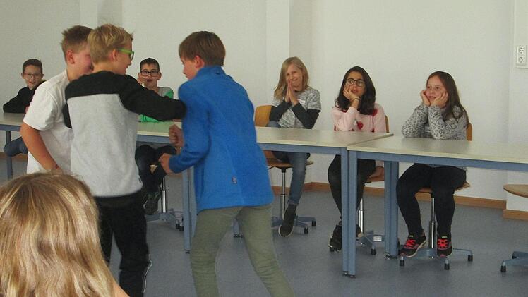 Mit Worten und dem Einsatz emotionaler Intelligenz einen Streit unter Mitschülern zu schlichten war Thema eines Seminars an der Johannes-Petri-Schule. Winfried Ehling