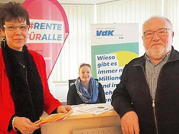 Die Coburger VdK-Kreisvorsitzende Susann Biedefeld und ihr Stellvertreter Fredi Schmidt, im Hintergrund Petra Bayer, die sich um die Mitglieder kümmert  Foto: Martin Koch