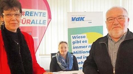 Die Coburger VdK-Kreisvorsitzende Susann Biedefeld und ihr Stellvertreter Fredi Schmidt, im Hintergrund Petra Bayer, die sich um die Mitglieder kümmert  Foto: Martin Koch