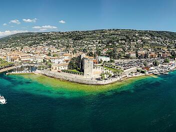 Drohnenaufnahme des Lago di Garda in Italien mit Blick auf die Gemeinde Torri del Benaco Drone shot of Lago di Garda lake in Italy with a view of the Torri del Benaco comune