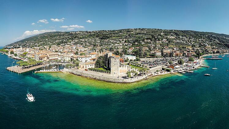 Drohnenaufnahme des Lago di Garda in Italien mit Blick auf die Gemeinde Torri del Benaco Drone shot of Lago di Garda lake in Italy with a view of the Torri del Benaco comune