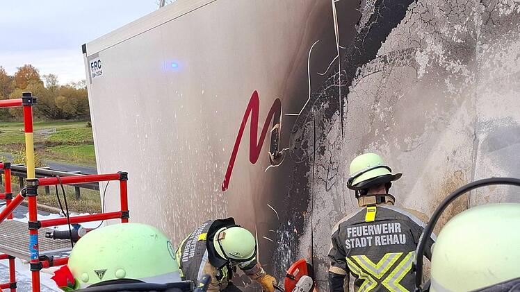H&ouml;chst&auml;dt: Lkw mit Gefl&uuml;gel f&auml;ngt auf A93 Feuer &ndash; kilometerlanger Stau