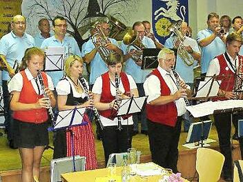 Der Gemeinschaftschor der Batterie Fanfare Kuttolsheim und der Dorfmusik Rugendorf unter der Stabführung von Eric Thomann erhielt viel Applaus für seinen Auftritt. Foto: Klaus-Peter Wulf