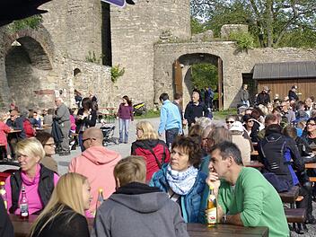 Guter Besuch, aber nur wenige Attraktionen verzeichnete die Trimburg zur mittelalterlichen Burgbelebung. Jedoch entschädigte ein schöner Herbsttag.  Fotos: Winfried Ehling