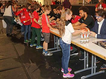 Dagegen waren die Playoffs ein Spaziergang: Stundenlang musste die Mannschaft Autogramme geben.  Fotos: RiegerPress