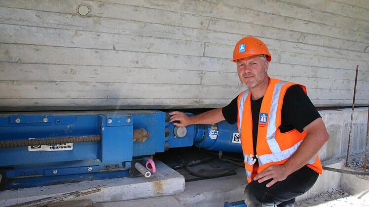 Mit diesen Pressen wird die Brücke geschoben. Foto: Ralf Ruppert