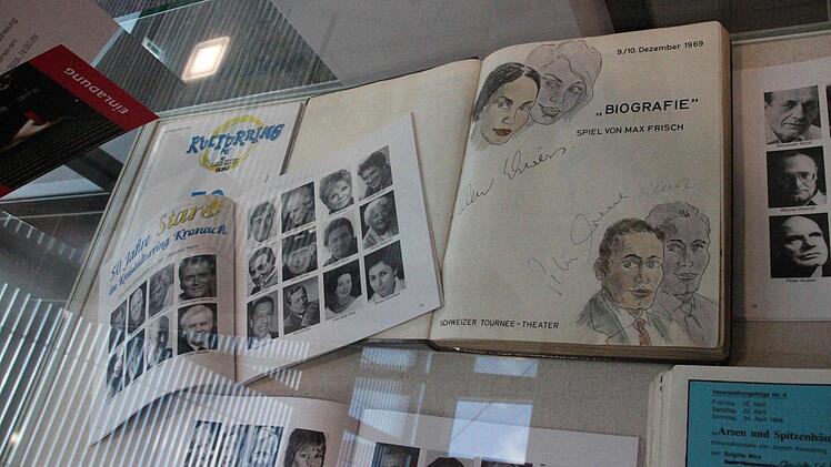 Gästebücher mit Fotos von bekannten Schauspielern, die in Kronach gastierten, lagen im Foyer aus.  Foto: Friedwald Schedel