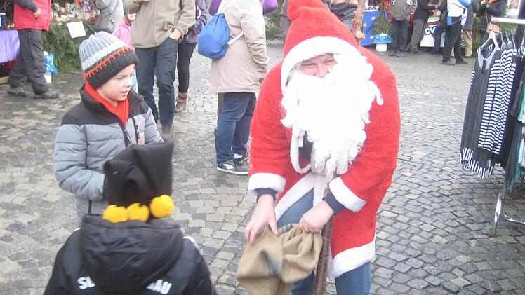 Nikolaus beschenkt die Kinder. Foto: Paul Hader