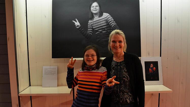 Annika (19) freut sich zusammen mit ihrer Mutter Stephanie Greese-Geldmacher über ihr "tolles Bild" und hat zur Vernissage extra das selbe Shirt wie beim Fotoshooting angezogen. Foto: Andrea Spoörlein