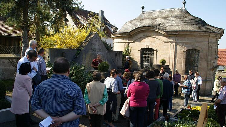 Über 30 Interessierte nahmen am Palmsonntag an der kunst- und kulturgeschichtlichen Führung durch den Eltmanner Friedhof teil. Hier referiert Reinhard Kulik am Grabmal der Familie Vetter, im Hintergrund die Kreuzkapelle.