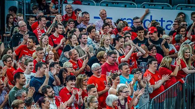 Die Fans haben am Dienstag mit der Mannschaft die neunte Meisterschaft von Brose Bamberg in der Arena gefeiert. Foto: Sascha Feldt