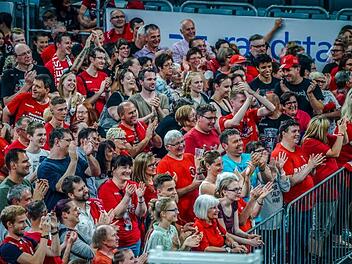 Die Fans haben am Dienstag mit der Mannschaft die neunte Meisterschaft von Brose Bamberg in der Arena gefeiert. Foto: Sascha Feldt
