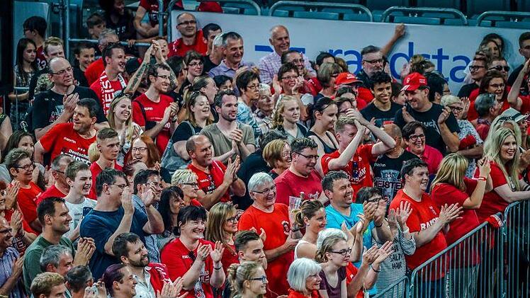 Die Fans haben am Dienstag mit der Mannschaft die neunte Meisterschaft von Brose Bamberg in der Arena gefeiert. Foto: Sascha Feldt