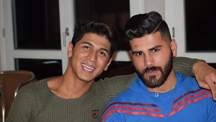 Heshmat und Riaz haben beim kulturellen Abend richtig viel Spaß. Foto: Daniela Pondelicek