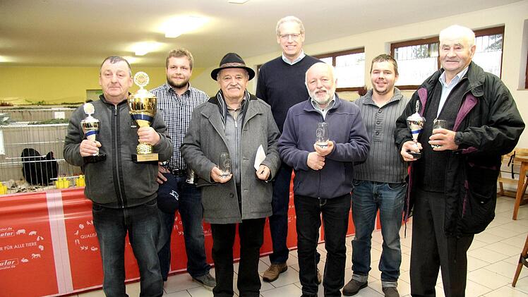 Bürgermeister German Hacker inmitten der Pokalsieger des Geflügelzuchtvereins