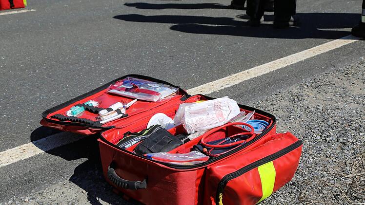 Drei Menschen wurden bei einem Unfall in Oberfranken schwer verletzt. Am Freitagmittag prallte ein Opel bei Kirchenpingarten (Kreis Bayreuth) gegen einen Audi. Foto: NEWS5 / Wellenhöfer