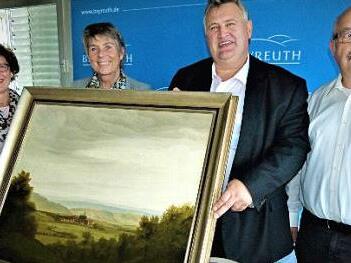 15 Jahre dauerten die Bemühungen von Horst Hör, dass das Bild wieder an seinen Entstehungsort zurückgebracht werden konnte. Unser Bild zeigt von links Vorsitzende Inge Tischer, OB Brigitte Merk-Erbe, Bürgermeister Gerhard Schneider und Horst Hör.  Foto: Werner Reißaus
