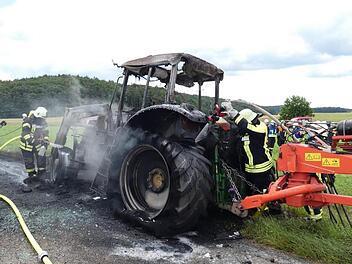 Der Traktor wurde ein Raub der Flammen. Christian Licha