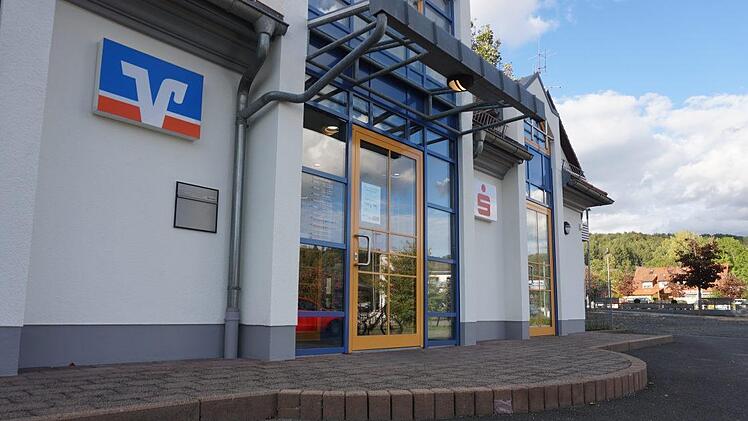 Die Stufe zum Eingang der VR-Bank in Wildflecken ist für Nutzer von  Rollatoren und für Menschen, mit Gehbehinderungen eine Hürde. Foto:  Marion Eckert