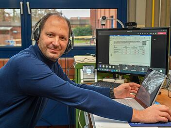 Markus Zeller unterrichtet an der Berufsschule Metalltechnik. Er arbeitet mit Live-Streams aus der Werkstatt und Erklärvideos. Ronald Rinklef