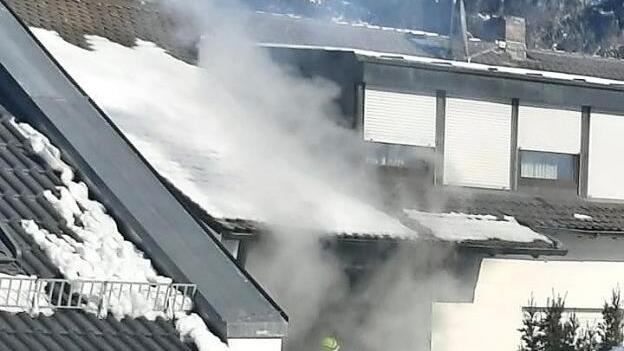 Es qualmte gewaltig vom Balkon, doch das schnelle Eingreifen verhinderte, dass die Flammen in die Wohnung vordrangen.