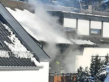 Es qualmte gewaltig vom Balkon, doch das schnelle Eingreifen verhinderte, dass die Flammen in die Wohnung vordrangen.