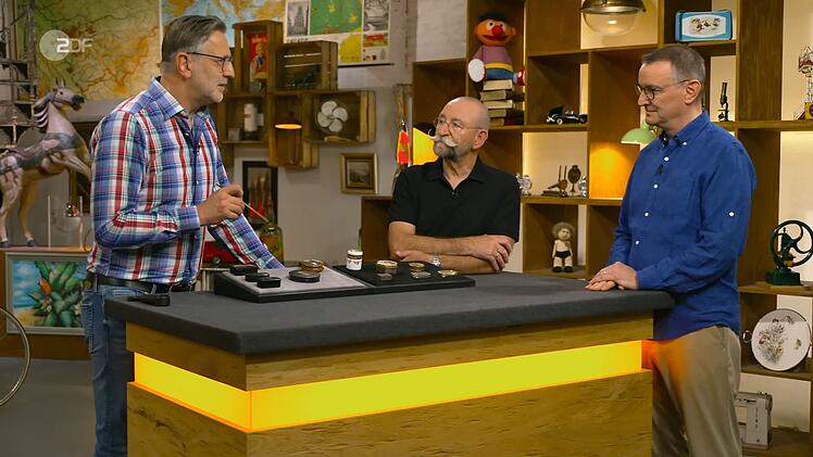 Alexander hatte keinen Trennungsschmerz angesichts der Schnupftabak- und Pillendosen: "Ich habe es immer gehasst, dieses Geschniefe, jetzt muss das weg", sagte er &uuml;ber das Hobby des verstorbenen Patenonkels. Statt 3.600 Euro Sch&auml;tzpreis bekam er 2.750 von Daniel Meyer.