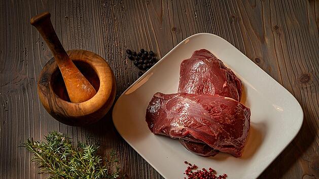 Gut zu erkennen an der dunklen Farbe: Wildfleisch.