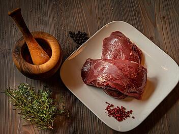 Gut zu erkennen an der dunklen Farbe: Wildfleisch.