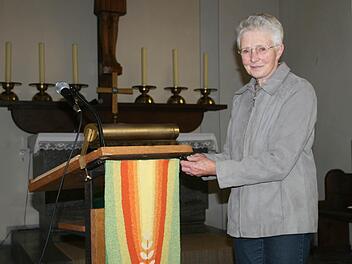 Das Wechseln der Paramente und das Schmücken des Altars gehören zu den Aufgaben von Martha Link. Vor etwa zehn Jahren haben sie und ihr Mann das Amt des Mesners in der Hellmitzheimer Kirche übernommen. Foto: Daniela Röllinger