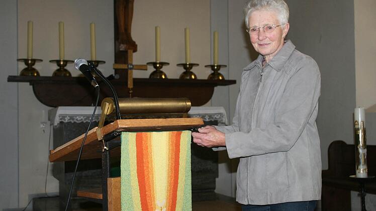 Das Wechseln der Paramente und das Schmücken des Altars gehören zu den Aufgaben von Martha Link. Vor etwa zehn Jahren haben sie und ihr Mann das Amt des Mesners in der Hellmitzheimer Kirche übernommen. Foto: Daniela Röllinger