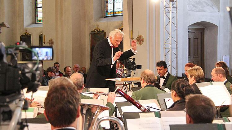 Prof. Johann Mösenbichler dirigierte das Bayerische Polizeiorchester.