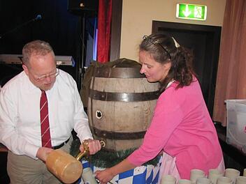 Freibier in der Freinacht: Der Hofer SPD-Landtagsabgeordnete Klaus Adelt sticht mit Peggy Hofmann vom SPD-Ortsverein Coburg Mitte das erste Fass Maibock an.  Foto: Martin Koch