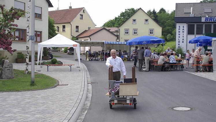 Der neue Dorfplatz in Obererthal. Foto: Winfried Ehling