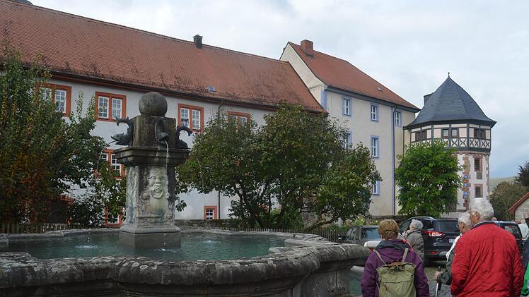 Stadtf&uuml;hrung in Tann, hier vor dem Schloss. Arthur Stollberger