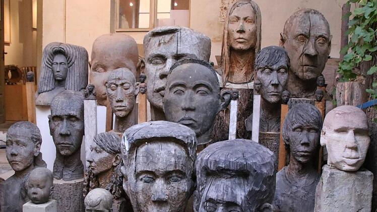 Fein herausgearbeitete Gesichtszüge - Nerowskis Plastiken im Innenhof seines Ateliers.