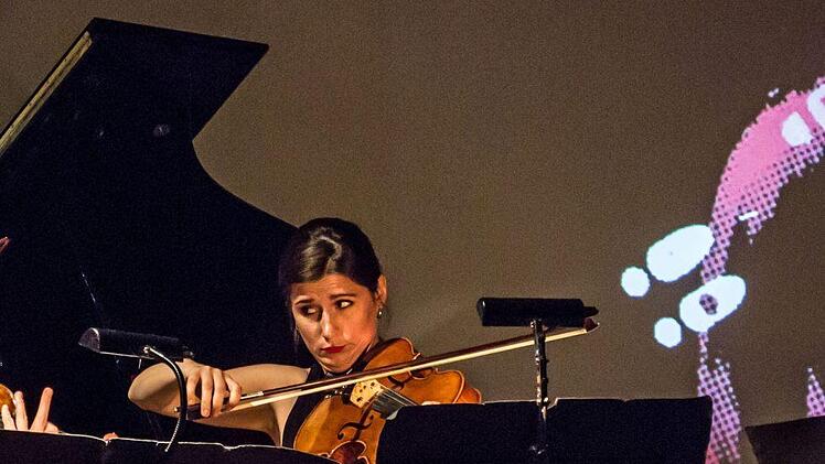 Faszinierende Kombination: Gemeinsam mit dem Bandoneon-Virtuosen Kostas Raptis musizierte das Flex Ensemble in Coburg. Zur Musik präsentierte Tosh Leykum Video-Sequenzen.Foto: Jochen Berger