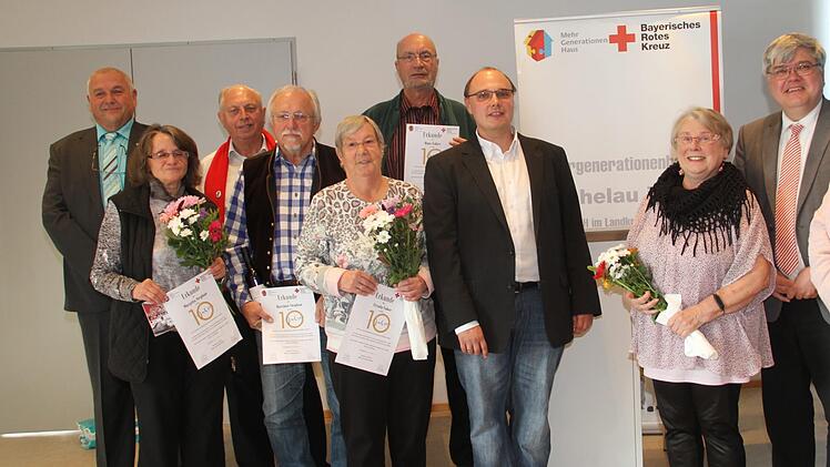 Zum zehnjährigen Bestehen des MGH wurden Männer und Frauen für ihr Engagement geehrt. Mit im Bild (rechts) BRK-Kreisgeschäftsführer Thomas Petrak, vorne (Mitte) Einrichtungsleiter Frank Gerstner