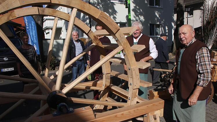 Ein echter Wagner: Konrad Kestler (Zeegendorf) präsentierte ein neu gebautes Wasserrad.
